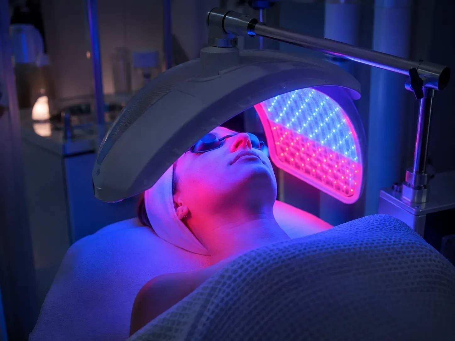 Red and blue LED light comparison showing wavelength color difference